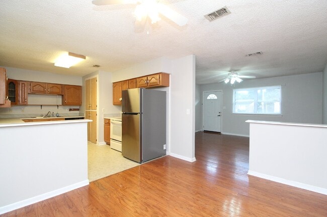 Building Photo - 4 bedroom 2 bathroom plus a guest house/cr...