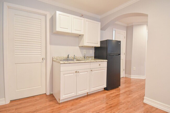 Building Photo - 656 Lake Charm Dr