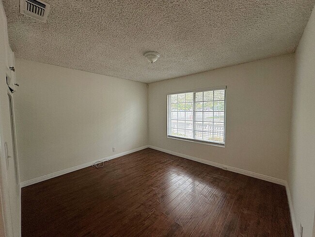 Building Photo - BEAUTIFUL 3 BDRM/2BATH ENCINO HOME