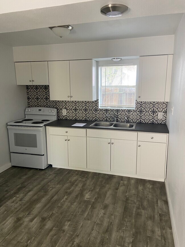 Building Photo - 10654 Heizer Dr