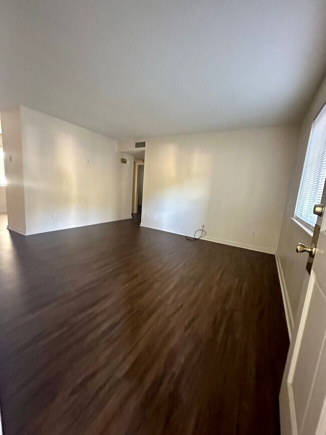 Foto del edificio - 3324 Pinewood Ave