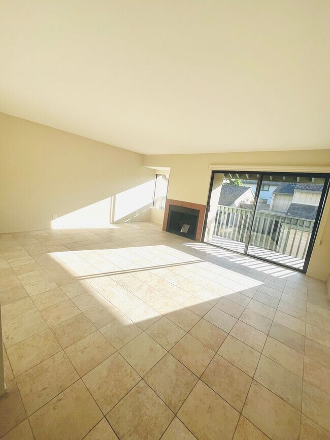 Foto del edificio - LA JOLLA VILLAGE LIVING! SPACIOUS 3BD/2.5BA TOWNHOME AVAILABLE JUNE for $4,795/mo!