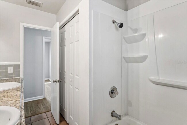 Foto del edificio - 1470 Overlea St