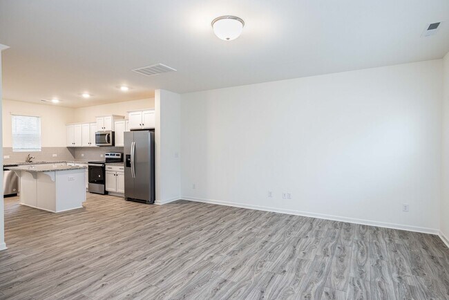 Foto del edificio - Charming 3-Bedroom End Unit Townhome Near Jack Alexander Blvd - APRIL MOVE IN SPECIAL