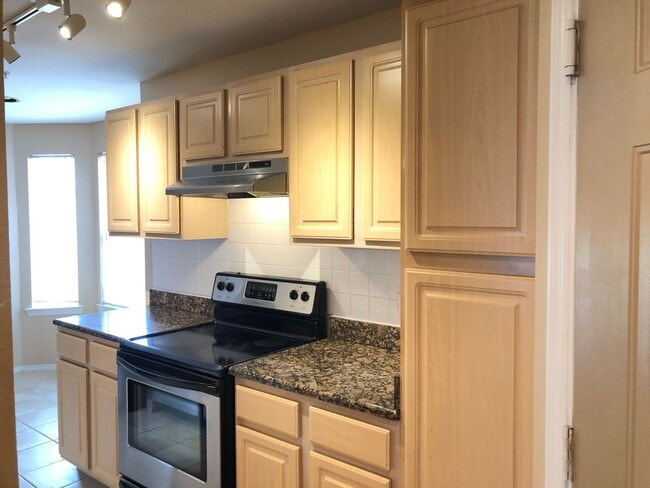 Building Photo - MOVE IN NOW! Nice 3rd floor 2 BD 2 BA cond...