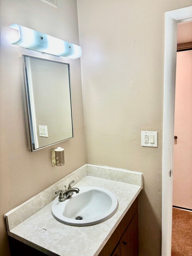 Building Photo - 1 Bedroom, 1 Bathroom Condo located in the...