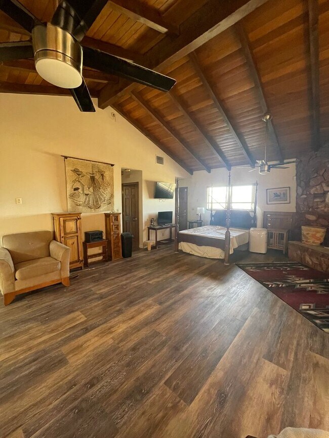 Foto del edificio - This is a must see property with Wow Factor