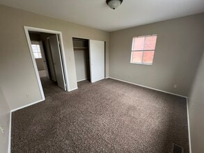 Building Photo - 2212 Nuttman Ave