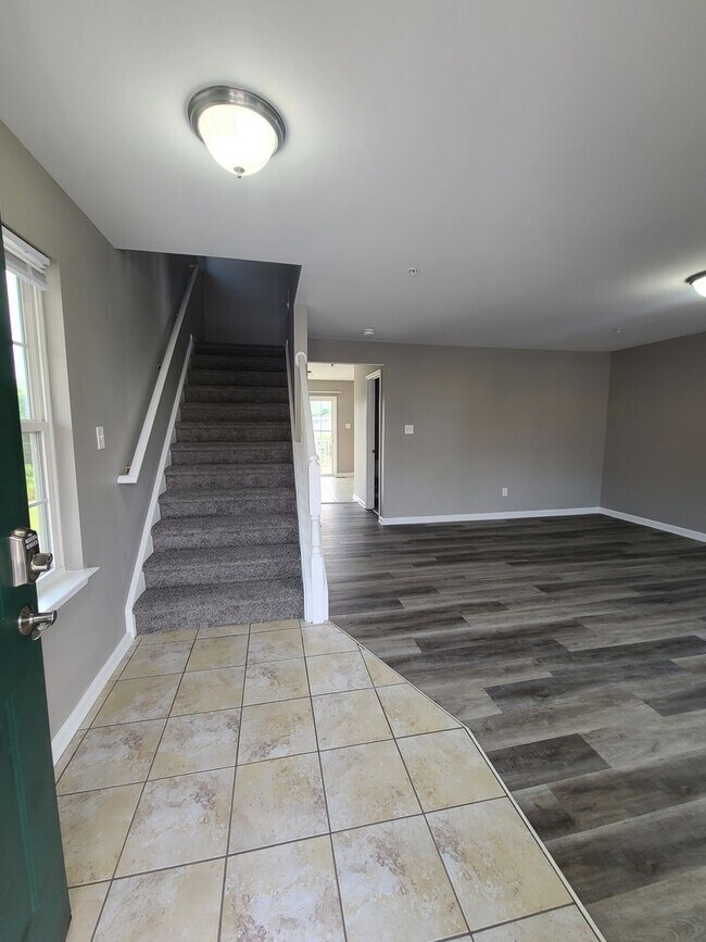 Foto del edificio - Beautiful End Unit Townhome in Waynesboro, PA