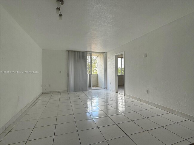 Building Photo - 10000 NW 80th Ct