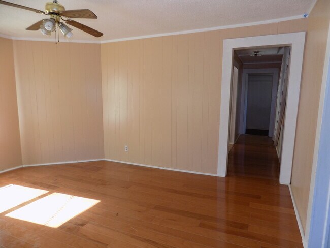 Building Photo - Available Soon to View! High Point Rental!