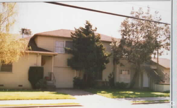 Foto del edificio - 618-620 622 E Santa Inez Ave