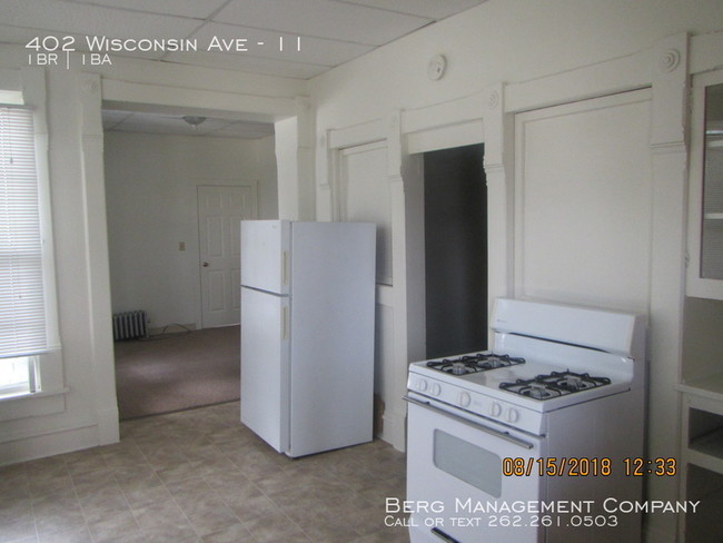 Building Photo - Large One Bedroom Apartment Private Entry