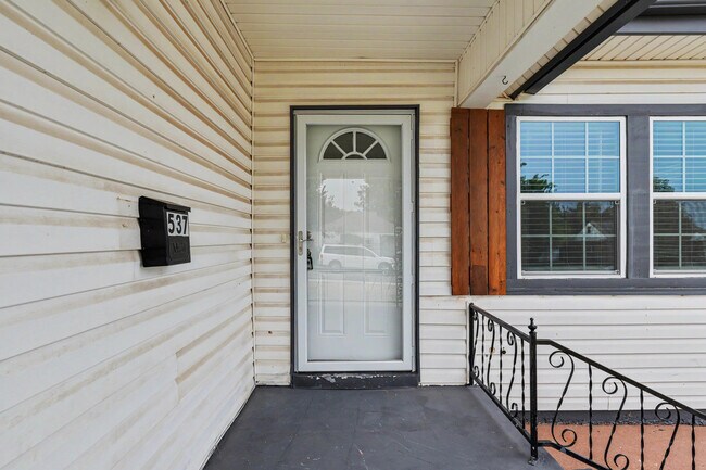 Building Photo - 537 SW 45th St