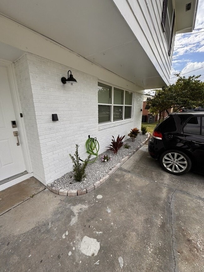 Building Photo - 6070 Longchamp Dr