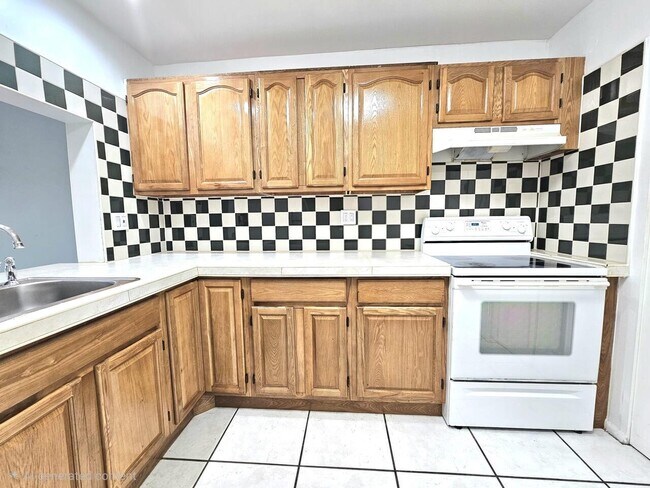 Building Photo - 7960 N Colony Cir
