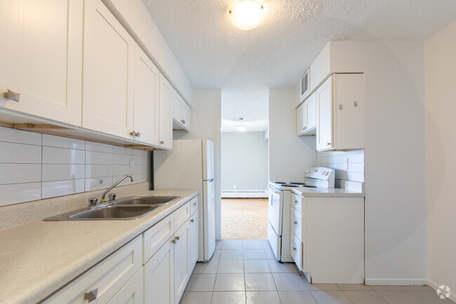 1BR, 1BA - Kitchen - Queensview Apartments