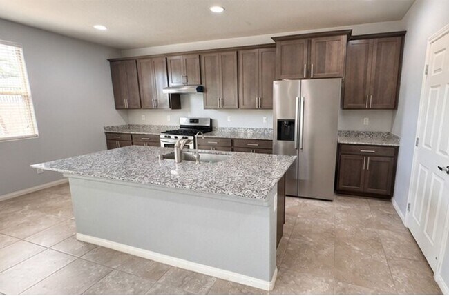 Foto del edificio - NO HOA | 2 Story New Paint | New Appliances | Bedroom & Full Bath Downstairs