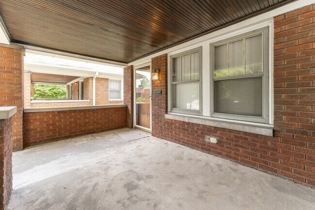 Foto del edificio - 4906 E 10th St