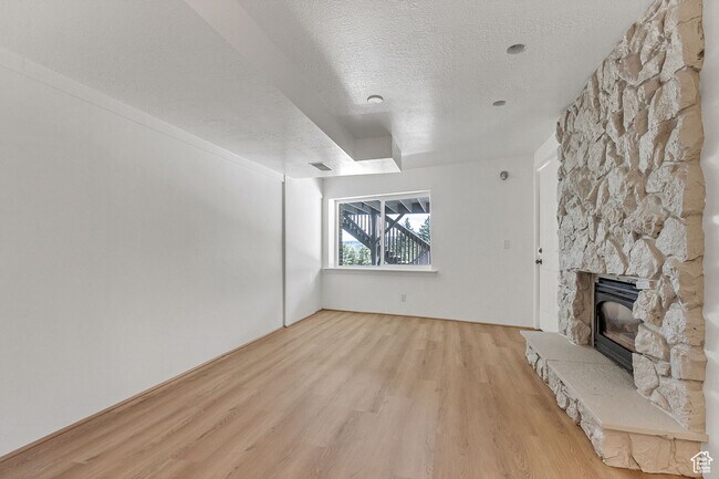 Foto del edificio - 575 Upper Evergreen Dr