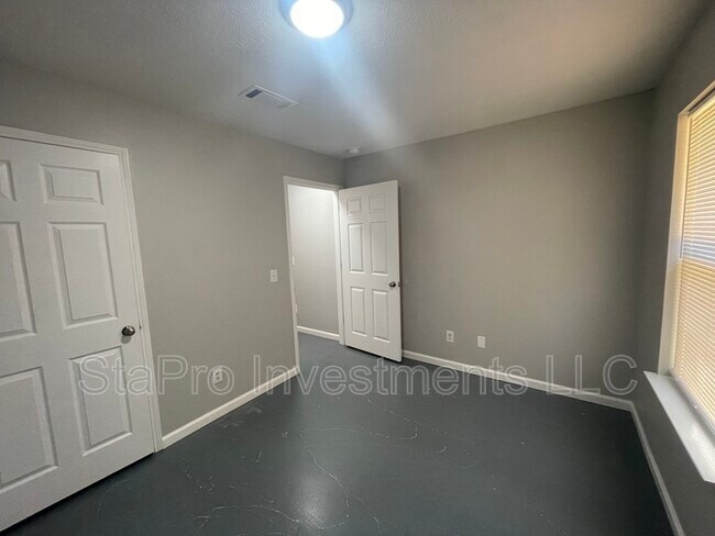 Building Photo - 140 Village Pl
