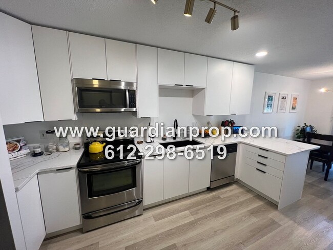 Building Photo - Modern Fully Updated End Unit Townhouse fo...