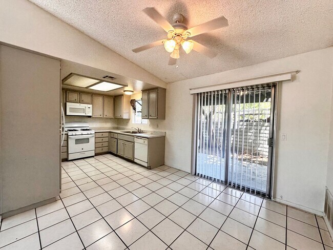 Foto del edificio - AVAILABLE NOW!! 2 BEDROOM 2 BATHROOM APART...
