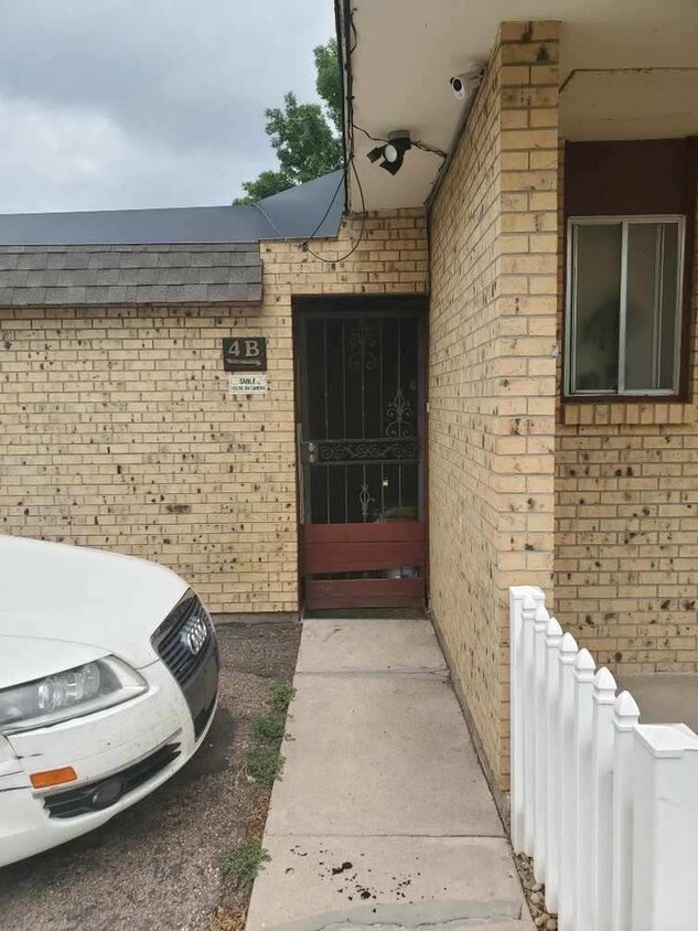 Building Photo - Cozy 1 Bed 2 Bath Condo