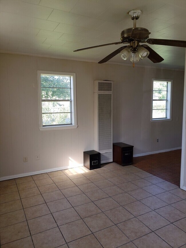 Building Photo - Nestled in the heart of Shawnee!