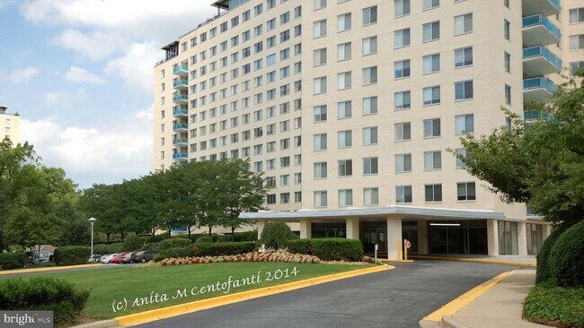 Foto del edificio - 10401 Grosvenor Pl
