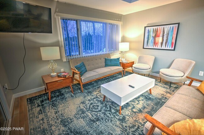 Foto del edificio - 413 Sunset Forest Dr