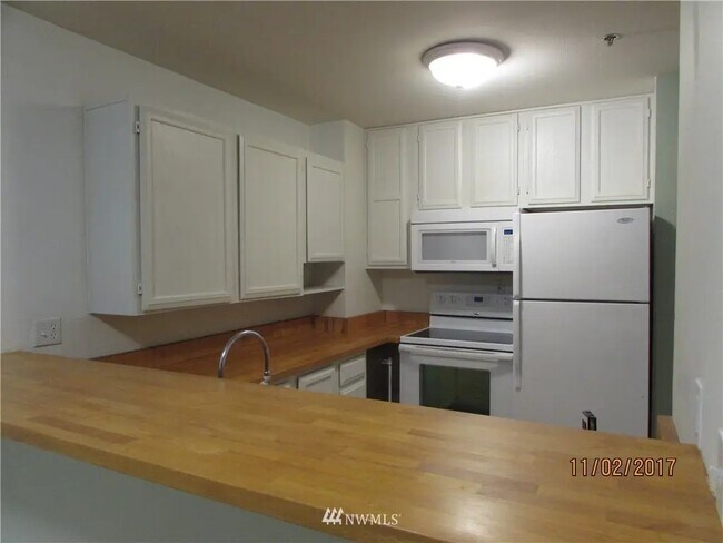 Cocina completa con encimeras de madera maciza - 1910 W Casino Rd