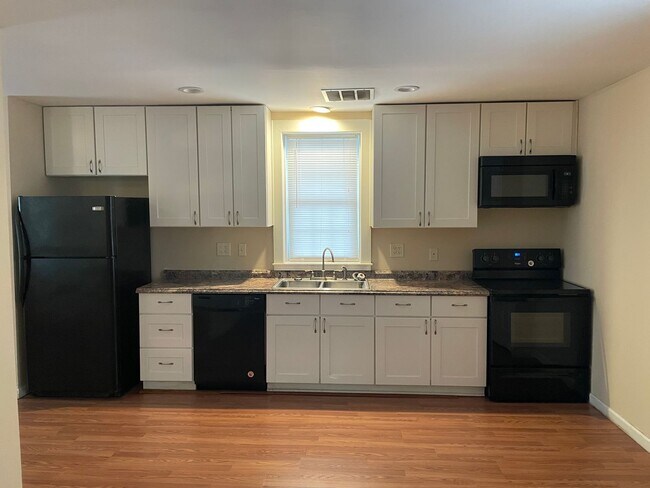 Foto del edificio - Available Now! Unique Detached 1 Bedroom C...