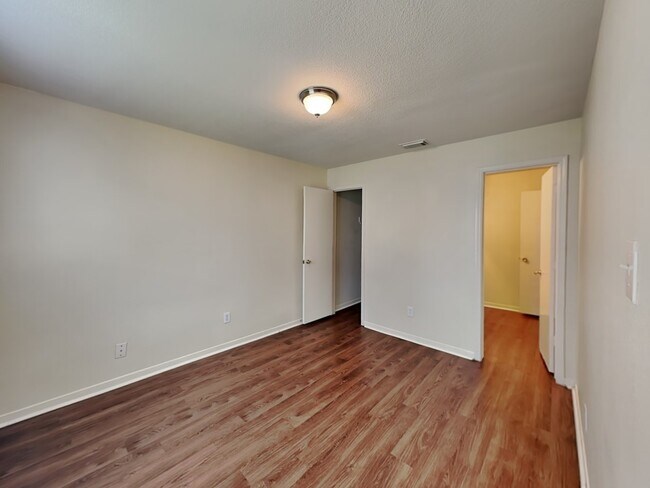 Building Photo - 1818 Day Lily Way