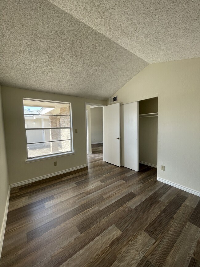 Foto del edificio - 851 Montera Rd