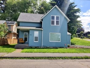 Building Photo - 402 Quince St NE
