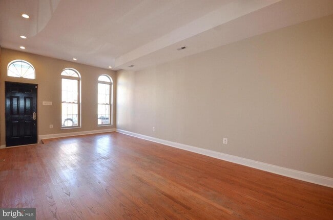 Building Photo - 105 W Clement St