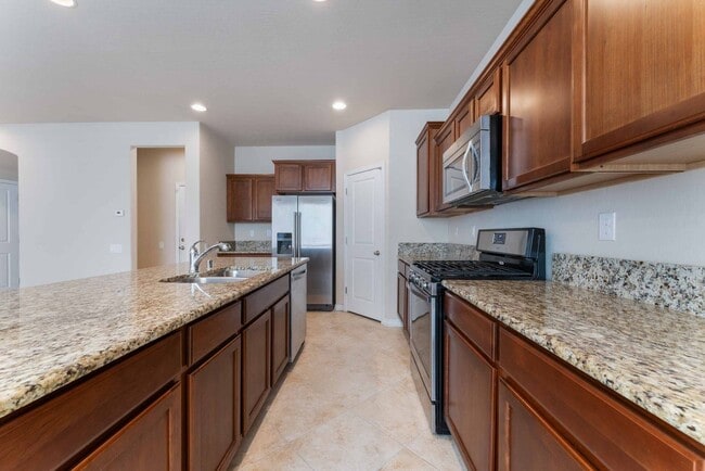 Building Photo - Spacious Modern Home!