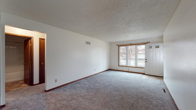 Building Photo - AVAILABLE DECEMBER 16th! Large Duplex in B...