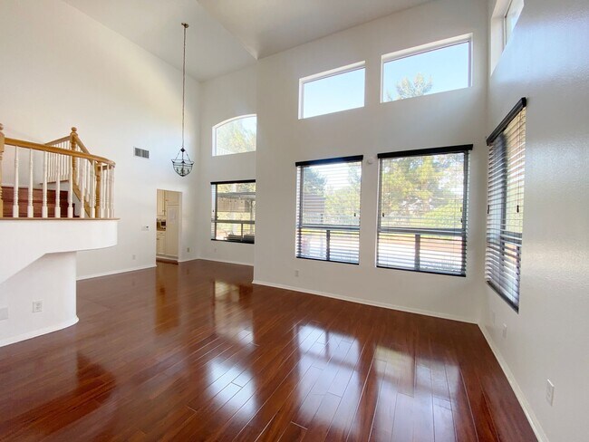 Building Photo - Spectacular 4 bd. 3 bath home in prime Dis...
