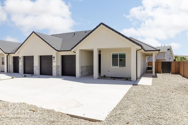 Building Photo - Brand New 3 Bed / 2 Bath Duplex – Modern L...