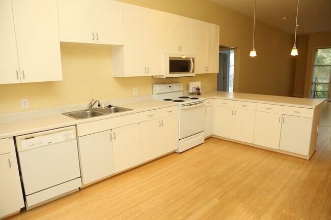 Building Photo - 2 Bedroom Available at the 820 Condos!