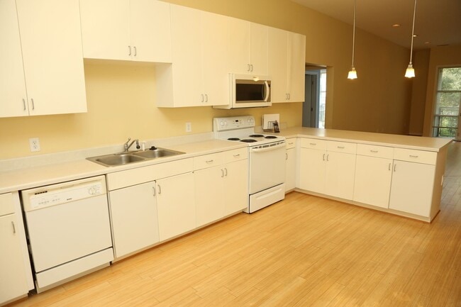 Foto del edificio - 2 Bedroom Available at the 820 Condos!
