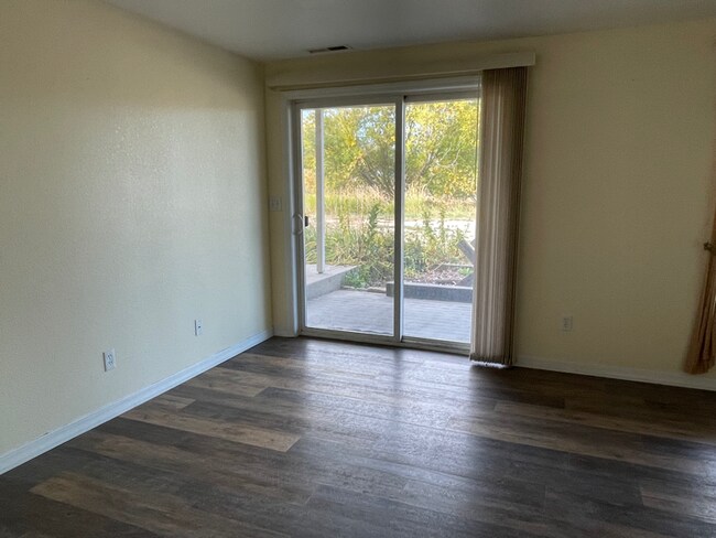 Building Photo - 515 Honey Bee Ln