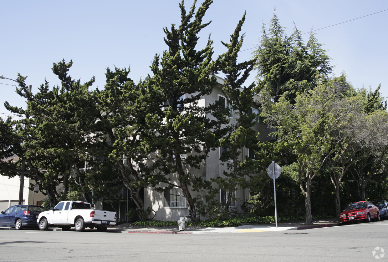 Primary Photo - Silvergate Apartments