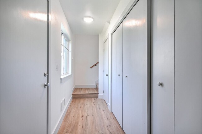 Foto del edificio - Beautiful 2 Bedroom 2.5 Bath Home In Everett!