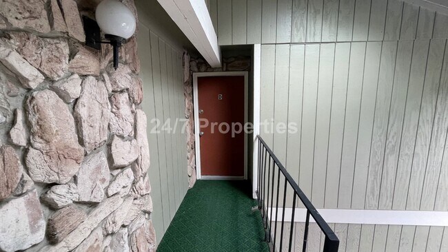 Building Photo - SE Portland - 2BD I 1BA - Top Floor w/ Balcony!