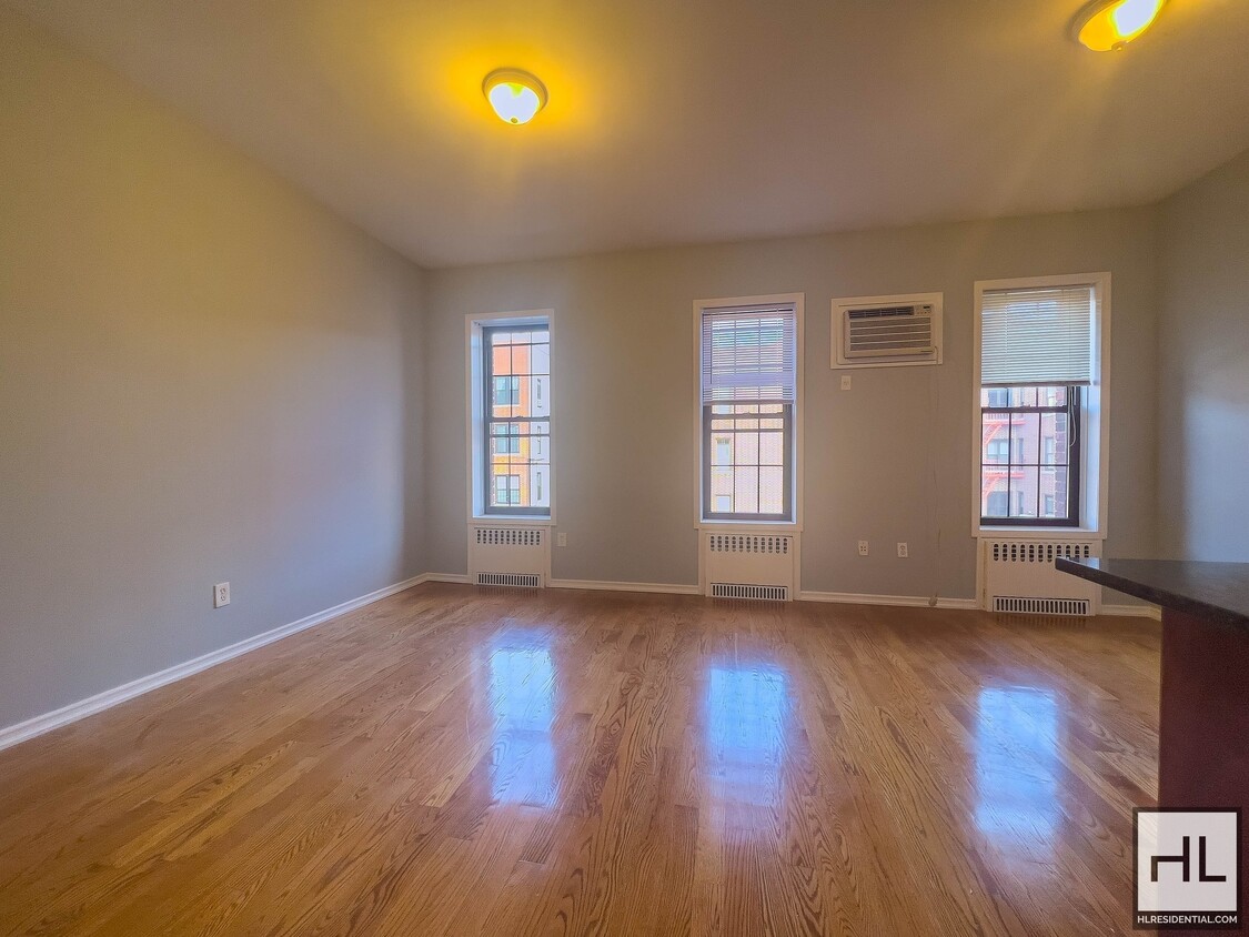 Foto principal - 2 bed with separate office space on 3rd Av...