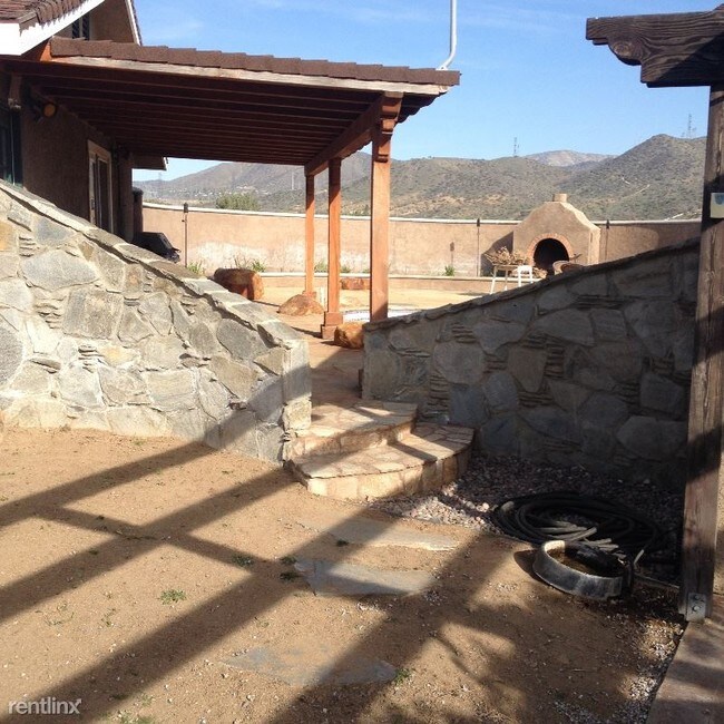 Foto del edificio - 3 br, 2 bath House - 1380 soledad canyon rd
