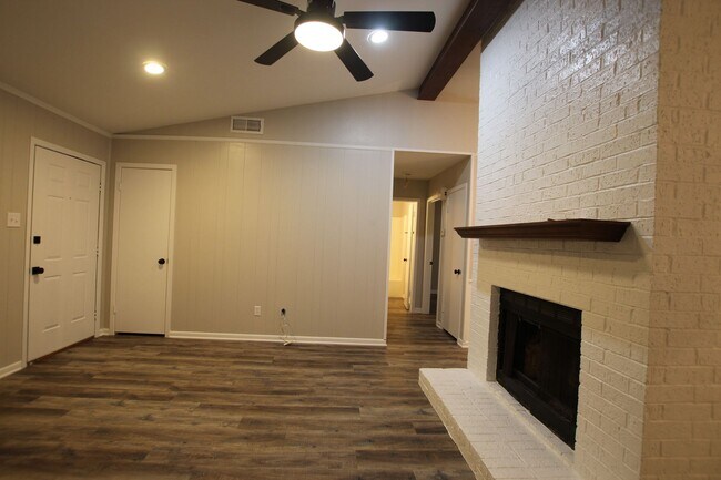 Foto del edificio - Coming Soon!  Remodeled 3 Bedroom 2 Bath! Large Yard!